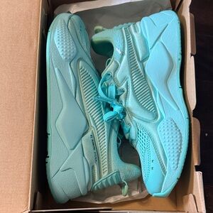 Women’s puma Aqua Sneakers sz 6.5
